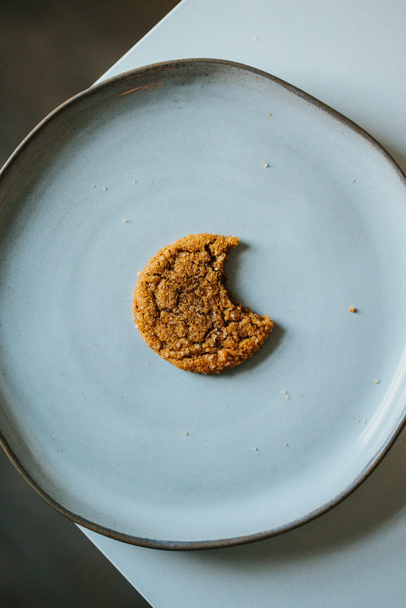 Cookie croqué sur assiette bleue