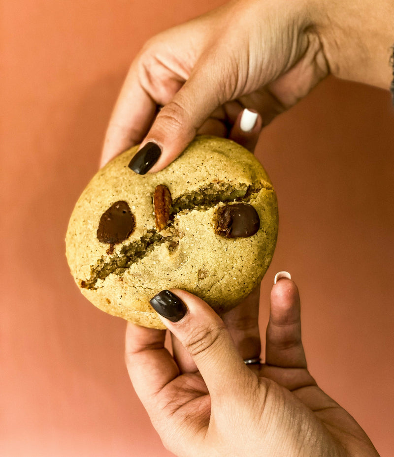 Cookie tenu en main