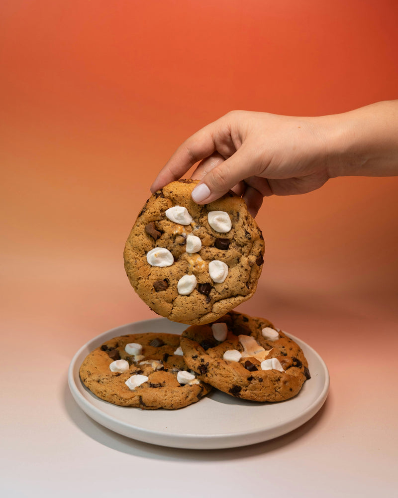 Main qui prend un cookie