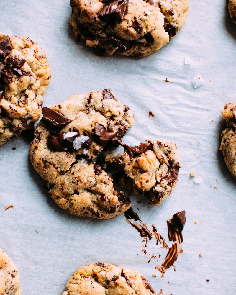 Cookies cassés sur papier cuisson